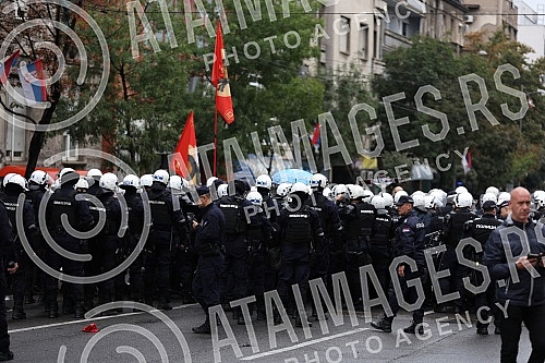 The police blocked the opponents of Europride in the central city streets, and some of them were detained.Policija je blokirala protivnike Europrajda u centralnim gradskim ulicama, a neki od njih su i privedeni.