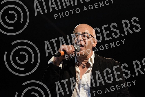 Nenad Cveticanin, a musician and singer-songwriter of funk and jazz music, closed this year's Nisville jazz festival with his band Numismatica.Niski muzicar i kantautor funk i jazz muzike Nenad Cveticanin je sa sojim bendom Numismatica zatvorio ovo