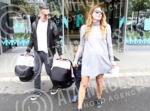 Jovana Joksimovic's exit from the maternity ward after the birth of the twin Ana and Srna.Izlazak Jovane Joksimovic iz porodilista posle porodjaja blizanakinja Ane i Srna