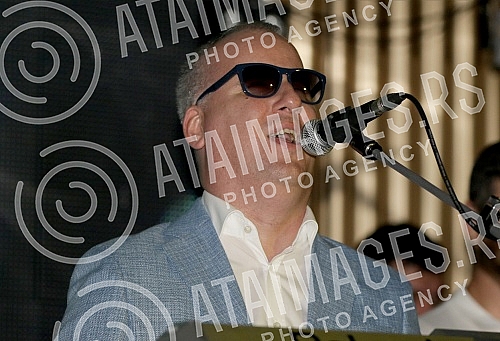 Performance of Sasa Mtic held on raft Port.
Nastup Sase Matica na splavu Port. Performance of Sasa Mtic held on raft Port.
Nastup Sase Matica na splavu Port.