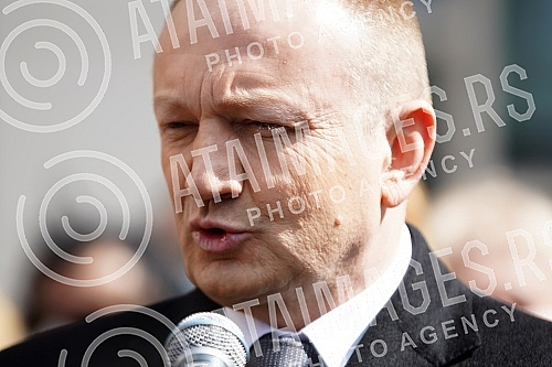 The President of the Party of freedom and justice, Dragan Djlas, held a press conference in front of the First basic public prosecutor's office.
Predsednik Stranke slobode i pravde Dragan Djlas odrzao je konferenciju za novinare ispred Prvog osnovno The President of the Party of freedom and justice, Dragan Djlas, held a press conference in front of the First basic public prosecutor's office.
Predsednik Stranke slobode i pravde Dragan Djlas odrzao je konferenciju za novinare ispred Prvog osnovno