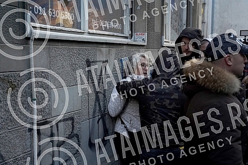 Activists Aida Corovic and Jelena Jacimovic Jachim threw eggs at a mural by Ratko Mladic, painted on the corner of Njegoseva and Aleksa Nenadovic.Aktivistkinje Aida Corovic i Jelena Jacimovic Jachim gadjale su jajima mural Ratka Mladica, koji je os