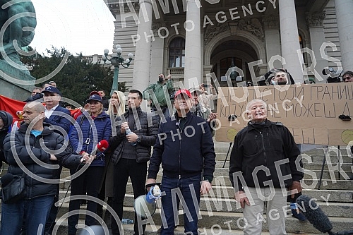 A rally in support of Novak Djokovic was held in front of the National Assembly, and was organized by Novak's family, who had previously held a press conference at the Novak restaurant.
Skup podrske Novaku Djokovicu odrzan je ispred Narodne skupsti A rally in support of Novak Djokovic was held in front of the National Assembly, and was organized by Novak's family, who had previously held a press conference at the Novak restaurant.
Skup podrske Novaku Djokovicu odrzan je ispred Narodne skupsti