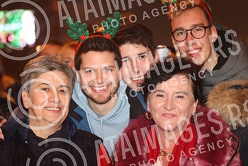 Citizens and tourists in Banja Luka welcomed the New Year 2022 on Krajina Square to the music of regional stars Petra Grasa and Neda Ukraden.Gradjani i turisti u Banjaluci docekali su Novu 2022. godinu na Trgu Krajine uz muziku regionalnih zvezda P