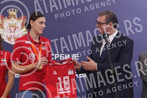 The President of the Republic of Serbia, Aleksandar Vucic, received the women's volleyball team of Serbia, which won the gold medal at the World Championship.Predsednik Republike Srbije Aleksandar Vucic primio je zensku  odbojkasku reprezentaciju S