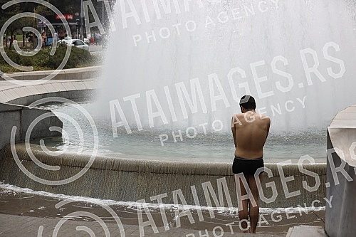 A migrant from Kuwait is bathing in a fountain on Nikola Pasic Square.Migrant iz Kuvajta se kupa u fontani na Trgu Nikole Pasica.