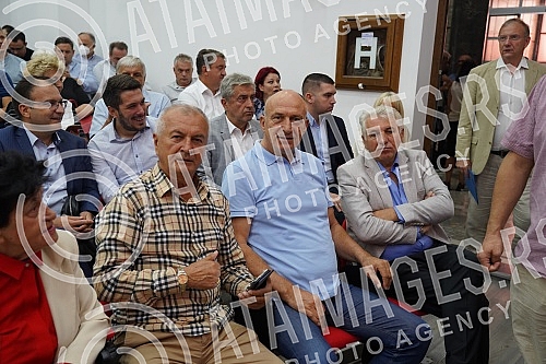 The ceremonial meeting of the Main Board of the Socialist Party of Serbia on the occasion of marking 32 years since the founding of the party was held at the party's headquarters, and SPS President Ivica Dacic addressed it.Svecana sednica Glavnog o