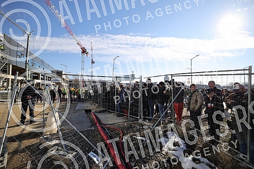 Numerous journalist teams and fans were waiting for Novak Djokovic at the Nikola Tesla Airport, who arrived from Belgrade to Belgrade at around 12:20, after the abolition of visas for Australia.Mnogobrojne novinarske ekipe i fanovi su na aerodromu 