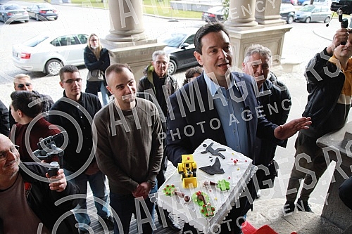 Nemanja Sarovic, leader of the Faith, Love, Hope movement, brought a cake for Goran Vesic for his birthday, which presented symbols of Vesic's leadership of Belgrade - a yellow excavator, demolition in Herzegovina, destruction of institutions, destru