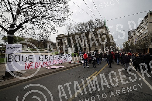 Market vendors who started a protest against e-fiscalization at noon yesterday are still waiting in front of the Presidency for someone to address them.Pijacni prodavci koji su juce u podne zapoceli protest zbog e-fiskalizacije i dalje ispred Preds