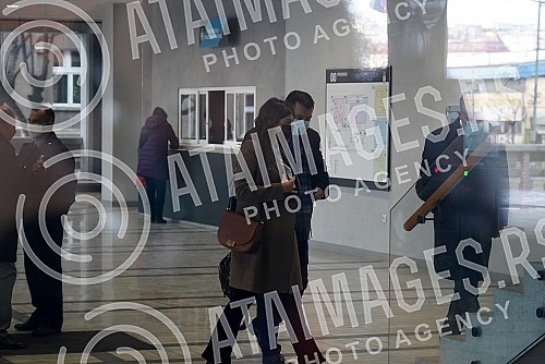 Iva Ilincic is coming to the Higher public prosecutor's office to give a statement regarding the case in which Miroslav Mike Aleksic is accused of sexually harassing and raping his students.Iva Ilincic dolazi u Vise javno tuzilastvo kako bi dala iz