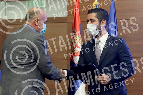 The ceremony of handing over the agreement on the EU donation of 10.2 million euros for 19 local self-government units for social housing and active inclusion projects was held in the Club of Deputies.Ceremonija urucivanja sporazuma o donaciji EU o