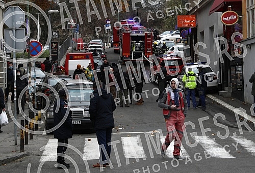 An accident occurred in front of the RTS building this morning when a welding bottle exploded, two workers were injured and one lost his life.Ispred zgrade RTS-a jutros se dogodila nesreca kada je boca za varenje eksplodirala, dva radnika su povred