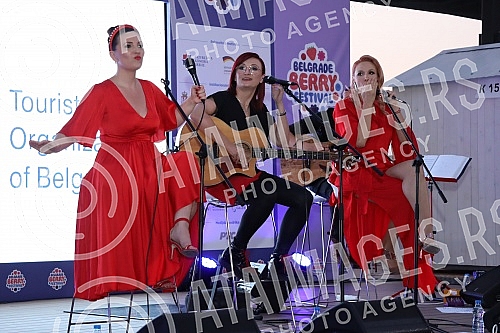 The performance of the group Frajle is part of Berry Fest, the first festival of strawberry fruit in Belgrade.
Nastup grupe Frajle su sklopu Berry festa, prvog festivala jagodastog voca u Beogradu.
The performance of the group Frajle is part of Berry Fest, the first festival of strawberry fruit in Belgrade.
Nastup grupe Frajle su sklopu Berry festa, prvog festivala jagodastog voca u Beogradu.