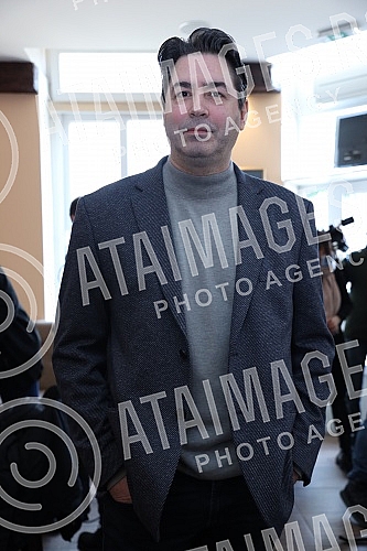 Many famous actors, musicians, athletes and writers delighted children with developmental disabilities in the humanitarian action of decorating the Christmas tree in the specific cafe 
