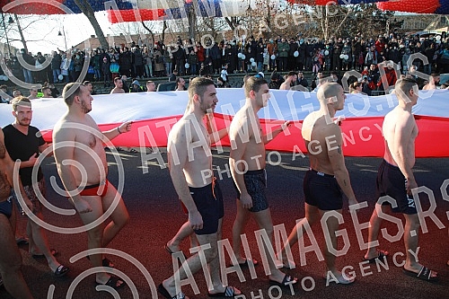The traditional swimming for the Epiphany for the Holy Cross was held in Zemun, organized by the Municipality of Zemun, the Church of the Holy Father Nikolaj and SVEBOR Alliance of Belgrade.U Zemunu je odrzano tradicionalno plivanje na Bogojavljenj