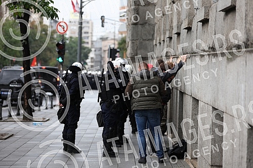 The police blocked the opponents of Europride in the central city streets, and some of them were detained.Policija je blokirala protivnike Europrajda u centralnim gradskim ulicama, a neki od njih su i privedeni.