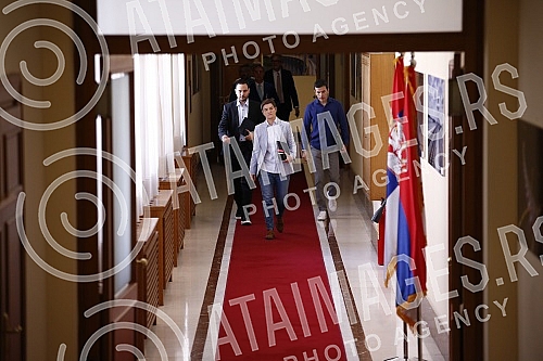 The President of the Government of the Republic of Serbia in the technical mandate, Ana Brnabic, met with representatives of farmers with whom she discussed the demands of the protesting agricultural producers.Predsednica Vlade Republike Srbije u t