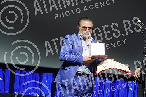 In the big hall of the Kombank hall, after a two-year break, the traditional SEMUS awards ceremony was organized for the most prominent pop and music artists in Serbia.U velikoj sali Kombank dvorane, posle dve godine pauze organizovana je tradicion