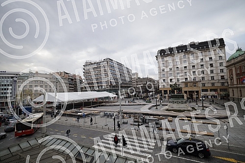 The installation of skating rinks on the Republic Square, which should open on December 25.Postavljanje klizalista na Trgu republike koje bi trebalo da bude otvoreno 25. decembra.