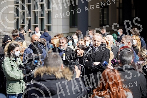 The President of the Party of freedom and justice, Dragan Djlas, held a press conference in front of the First basic public prosecutor's office.Predsednik Stranke slobode i pravde Dragan Djlas odrzao je konferenciju za novinare ispred Prvog osnovno