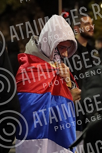 Several right-wing organizations organized a rally in front of the Serbian Parliament building in support of the brothers from Kosovo and Metohija.Nekoliko desnicarskih organizacija organizovalo je ispred zgrade Skupstine Srbije skup u znak podrske