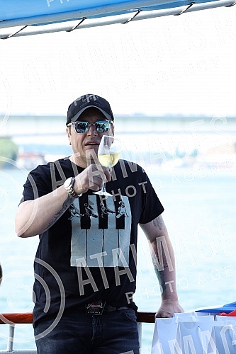 In anticipation of the scheduled concerts of Ace Pejovic on Tas, the singer organized an afternoon river cruise for the media.U susret zakazanim koncertima Ace Pejovica na Tasu, pevac je organizoavo popodnevno krstarenje rekom Savom za medije.