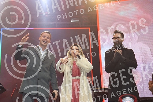 Citizens and tourists in Banja Luka welcomed the New Year 2022 on Krajina Square to the music of regional stars Petra Grasa and Neda Ukraden.Gradjani i turisti u Banjaluci docekali su Novu 2022. godinu na Trgu Krajine uz muziku regionalnih zvezda P