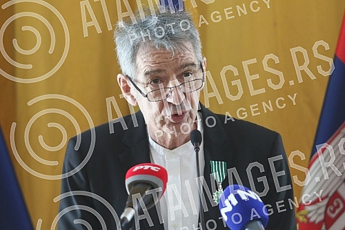 The ceremonial presentation of the Order of Arts and Literature in the rank of knight was held for the actor Predrag Miki Manojlovic at the residence of the French Embassy.Svecano urucenje Ordena umetnosti i knjizevnosti u rangu viteza upriliceno j