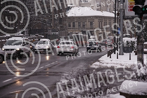 Snow in Belgrade has been falling for the second day, the central roads have been cleared, sidewalks are being cleaned.Sneg u Beogradu pada vec drugi dan, centralne sabracajnice su rasciscene, ciste se trotoari