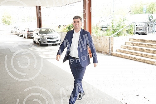 The arrival of members of the Serbian Progressive Party to the session of the Presidency, where a decision will be made on the SNS candidate for the President of the National Assembly.Dolazak clanova Srpske napredne stranke na sednicu Predsednistva