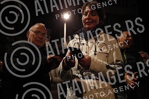 Citizens against the introduction of kovid passes gathered at the assembly, some of them walked to the RTS building, where former journalist Jasmina Stojanovic tore her press ID because of the situation and the way of writing about the crown.Gradja