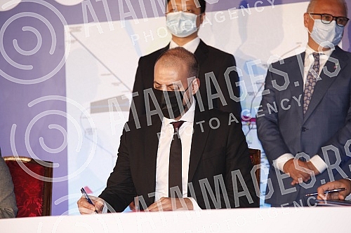 The contractual agreement for the Project of infrastructure construction and filling of the plateau for the metro depot in Makisko polje in Belgrade was signed in the ceremonial hall of the Old Palace.Ugovorni sporazum za Projekat izgradnje infrast