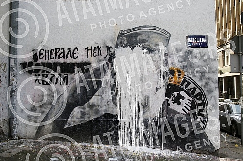 A bucket of lime was thrown on the mural with the image of Ratko Mladic, and behind it stands Djordjo Zujovic, a longtime activist and member of the Social Democratic Party of Serbia.Na mural sa likom Ratka Mladica bacena je kofa kreca, a iza toga 