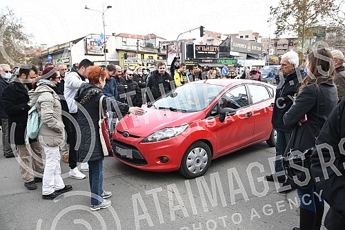 In Novi Sad, the blockade of the crossroads near Futoska pijaca was held from 1 pm to 2 pm, and then the walk along Jevrejska Street, Jovana Subotica Street to the Temerin Crossroads started. U Novom Sadu je odrzana blokada raskrsnice kod Futoske p