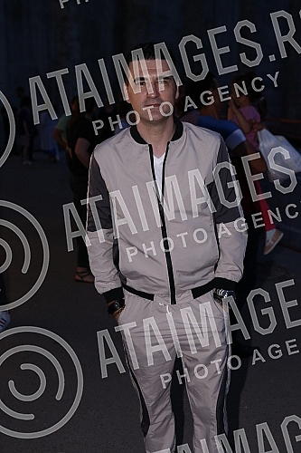 A humanitarian concert of folk and pop music to help the victims of the fire in Karaburma was held at the Karaburma Shopping Center.Humanitarni koncert narodne i pop muzike za pomoc nastradalima u pozaru na Karaburmi odrzan je u Shoping centru Kara