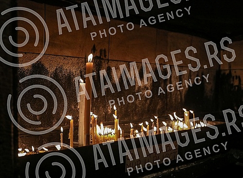 The Serbian orthodox church celebrates St. Nicholas - believers in the Church of St. Nicholas, which is located within the complex of the New cemetery. Srpska pravoslavna crkva slavi Svetog Nikolu - vernici u Crkvu Svetog Nikole koja se nalazi u ok