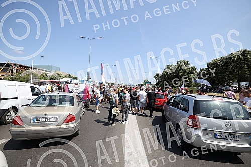 Workers of Kragujevac's Fiat blocked the highway near the Sava Center in Belgrade, as they announced because even after several rounds of negotiations they did not reach a solution with the Government of Serbia and the company on guarantees that ther Workers of Kragujevac's Fiat blocked the highway near the Sava Center in Belgrade, as they announced because even after several rounds of negotiations they did not reach a solution with the Government of Serbia and the company on guarantees that ther