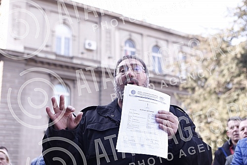 In front of the Presidency, a press conference was held by the Vice President of the Party of Freedom and Justice, Dejan Bulatovic, on the alleged new affair in Serbian agriculture.Ispred Predsednistva je odrzana konferencija za medije potpredsedni