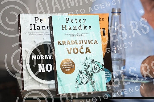 Nobel Laureate Peter Handke, who during a short visit to Belgrade, socialized with readers in the Delfi SKC bookstore and signed his books.Nobelovac Peter Handke, koji je u kratkoj poseti Beogradu druzio se sa citaocima u knjizari Delfi SKC i potpi
