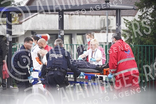 After the attack on the police officers, they were taken care of at the Sremcica Health Center, from where they were transferred to the Emergency Center.Posle napada na policijske sluzbenike oni su zbrinuti u Domu zdravlja Sremcica, odakle su potpo