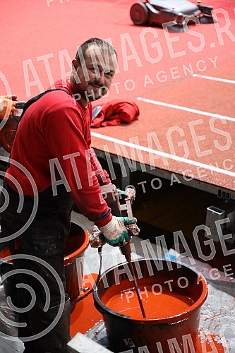 In the Stark Arena, works are underway on setting up an athletics track and preparing an athletic battlefield for the upcoming World Athletics Championships.
U Stark areni u toku su radovi na postavljanju atletske staze i spremanje atletskog bojista In the Stark Arena, works are underway on setting up an athletics track and preparing an athletic battlefield for the upcoming World Athletics Championships.
U Stark areni u toku su radovi na postavljanju atletske staze i spremanje atletskog bojista