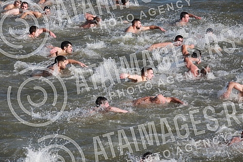 The traditional swimming for the Epiphany for the Holy Cross was held in Zemun, organized by the Municipality of Zemun, the Church of the Holy Father Nikolaj and SVEBOR Alliance of Belgrade.U Zemunu je odrzano tradicionalno plivanje na Bogojavljenj
