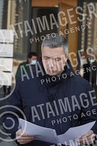 The president of the Serbian movement Dveri, Bosko Obradovic, held a press conference in front of the Second Basic Public Prosecutor's Office, on the occasion of filing criminal charges for theft in a referendum.Predsednik Srpskog pokreta Dveri Bos