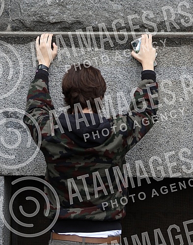 The police blocked the opponents of Europride in the central city streets, and some of them were detained.Policija je blokirala protivnike Europrajda u centralnim gradskim ulicama, a neki od njih su i privedeni.