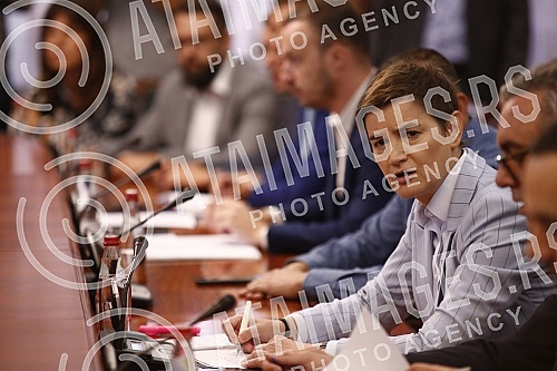 The President of the Government of the Republic of Serbia in the technical mandate, Ana Brnabic, met with representatives of farmers with whom she discussed the demands of the protesting agricultural producers.Predsednica Vlade Republike Srbije u t