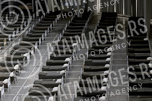 Military beds set up in the halls 1 and 4 of the Belgrade Fair for people with milder sympoms of coronavirus.Vojni kreveti postavjeni u halama 1 i 4 Beogradskog sajma za ljude koji imaju blaze simtome korona virusa.