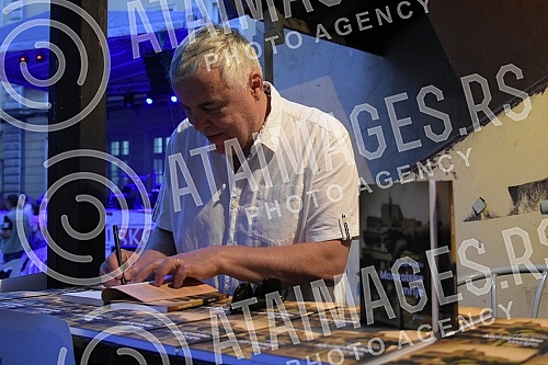 Singer Zoran Predin held a promotion of the book - Mongolian stains in the courtyard of the University and then a songwriting concert.Pevac Zoran Predin odrzao je promociju knjige - Mongolske mrlje u dvoristu Univerziteta a zatim i kantautorski konc