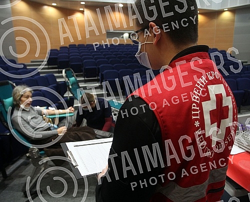 An action of voluntary blood donation was held in the ceremonial hall of the City municipality of Stari grad.U svecanoj sali Gradske opstine Stari grad odrzana akcija dobrovoljnog davanja krvi.