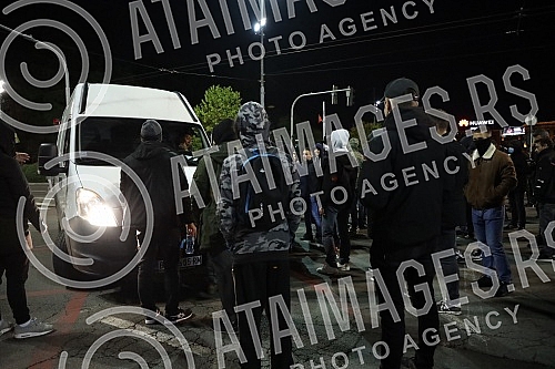 Several right-wing organizations organized a rally in front of the Serbian Parliament building in support of the brothers from Kosovo and Metohija.Nekoliko desnicarskih organizacija organizovalo je ispred zgrade Skupstine Srbije skup u znak podrske